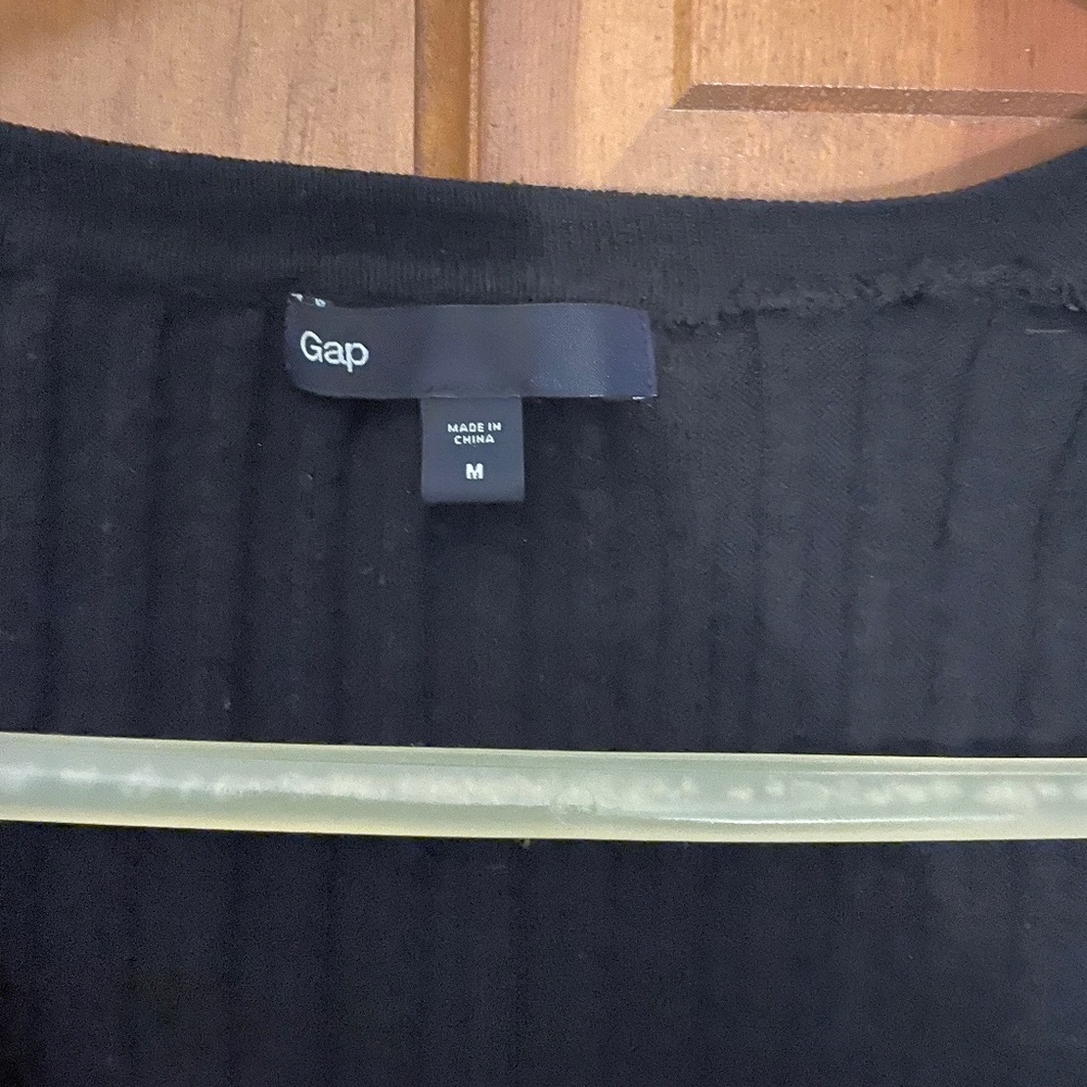 Black gap V-neck ribbed cardigan